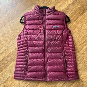 Patagonia down vest maroon color perfect new condition